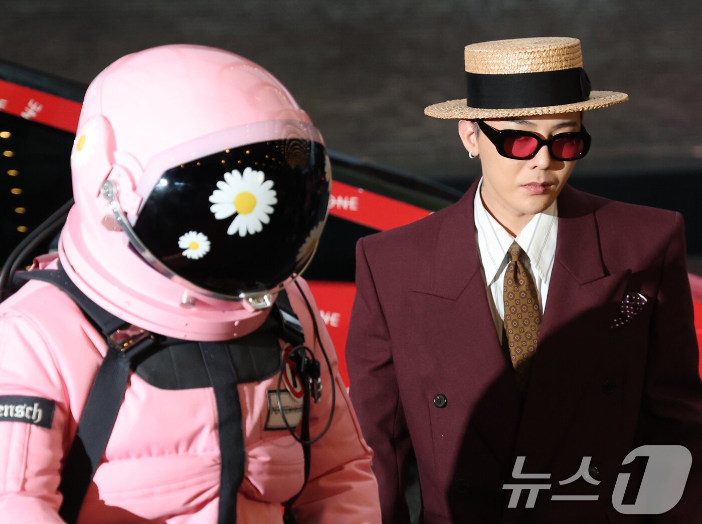 본문 이미지 - 빅뱅 지드래곤&#40;GD,권지용&#41;이 13일 오후 서울 용산구 그랜드 하얏트 서울 호텔에서 열린 &#39;피스마이너스원 프리미엄 하이볼 론칭 파티-더 시그널&#40;THE SIGNAL&#41;&#39; 참석을 위해 PEACEMINUSONE 로고가 새겨진 사이버트럭에서 하차하고 있다. ⓒ News1 권현진 기자