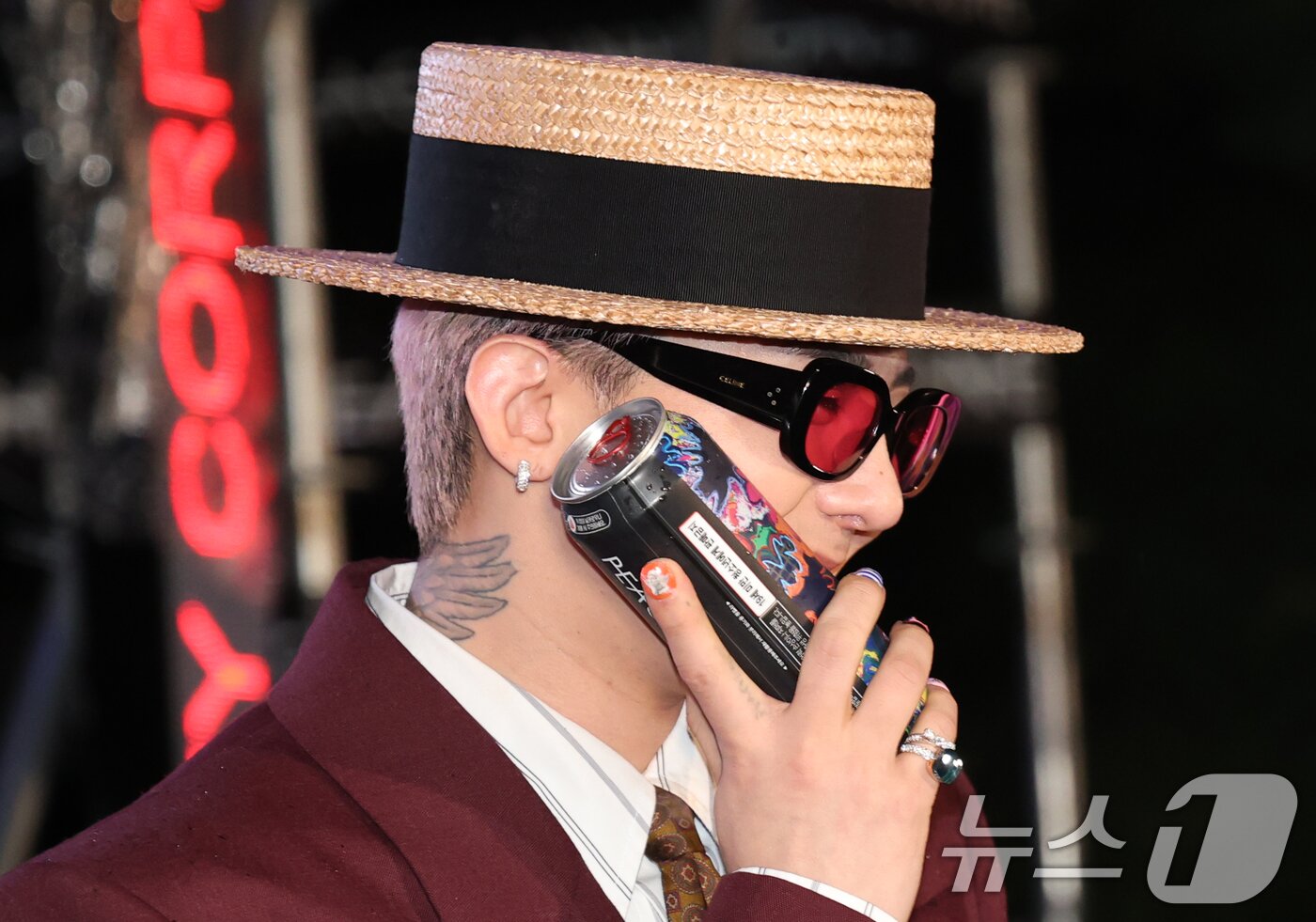 본문 이미지 - 빅뱅 지드래곤&#40;GD,권지용&#41;이 13일 오후 서울 용산구 그랜드 하얏트 서울 호텔에서 열린 &#39;피스마이너스원 프리미엄 하이볼 론칭 파티-더 시그널&#40;THE SIGNAL&#41;&#39;에 참석해 포즈를 취하고 있다. ⓒ News1 권현진 기자