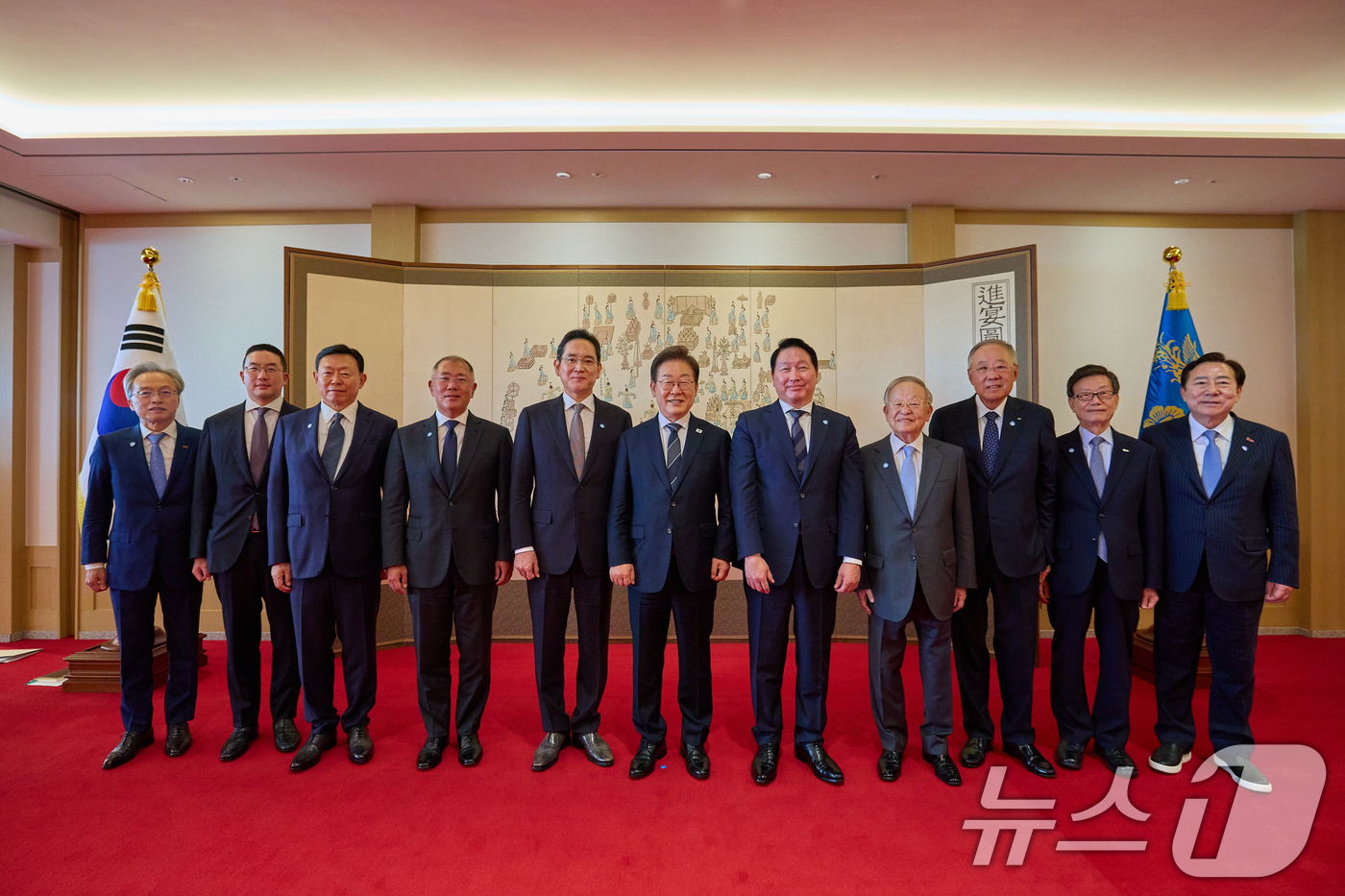 (서울=뉴스1) 허경 기자 = 이재명 대통령이 13일 서울 용산구 대통령실에서 열린 6경제단체와 기업인 간담회에서 참석자들과 기념촬영을 하고 있다. 왼쪽부터 최진식 한국중견기업연합 …