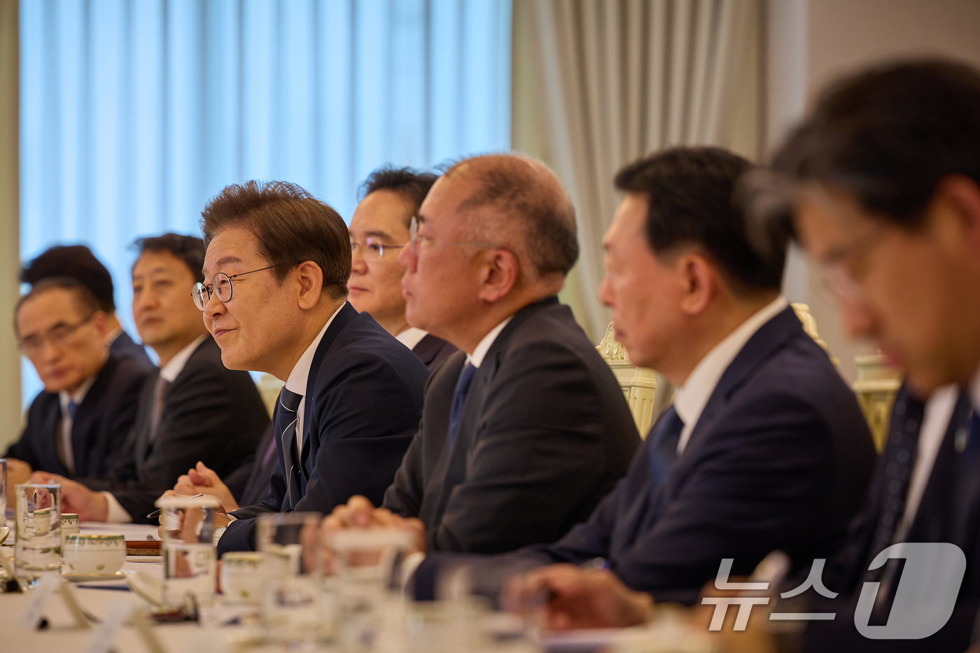 (서울=뉴스1) 허경 기자 = 이재명 대통령이 13일 서울 용산구 대통령실에서 열린 6경제단체와 기업인 간담회에서 참석자의 발언을 경청하고 있다. (대통령실 제공. 재판매 및 DB …