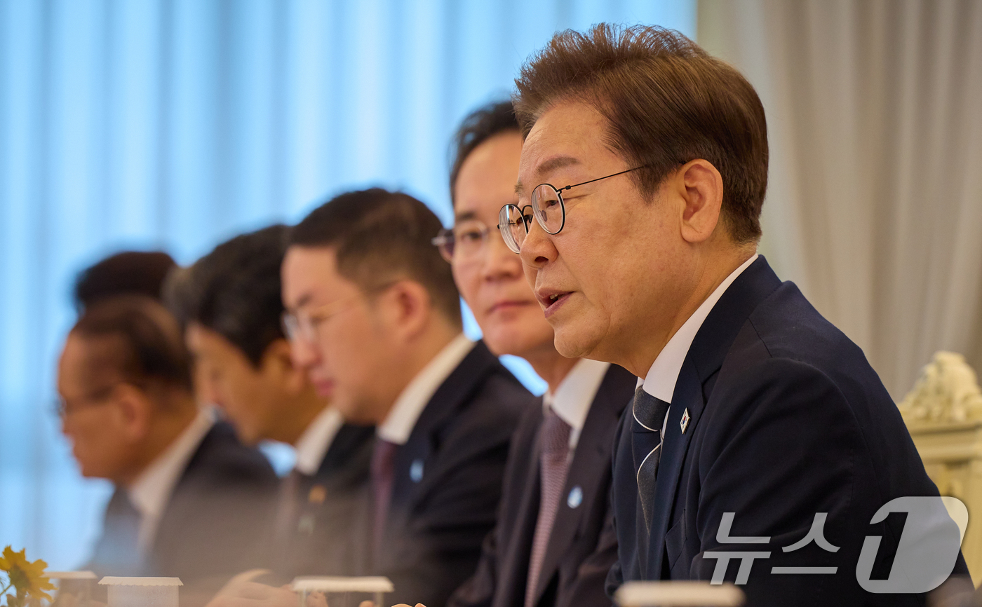 (서울=뉴스1) 허경 기자 = 이재명 대통령이 13일 서울 용산구 대통령실에서 열린 6경제단체와 기업인 간담회에서 발언하고 있다. (대통령실 제공. 재판매 및 DB 금지) 2025 …