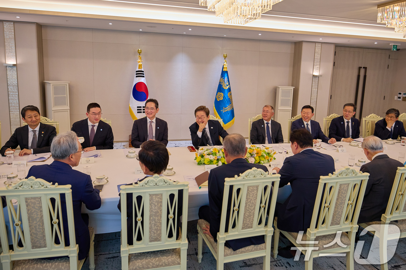 (서울=뉴스1) 허경 기자 = 이재명 대통령이 13일 서울 용산구 대통령실에서 열린 6경제단체와 기업인 간담회에서 참석자의 발언을 경청하고 있다. (대통령실 제공. 재판매 및 DB …