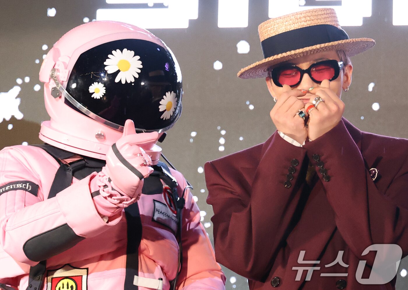 본문 이미지 - 빅뱅 지드래곤&#40;GD,권지용&#41;이 13일 오후 서울 용산구 그랜드 하얏트 서울 호텔에서 열린 &#39;피스마이너스원 프리미엄 하이볼 론칭 파티-더 시그널&#40;THE SIGNAL&#41;&#39;에 참석해 우주인과 하트 포즈를 취하고 있다. ⓒ News1 권현진 기자