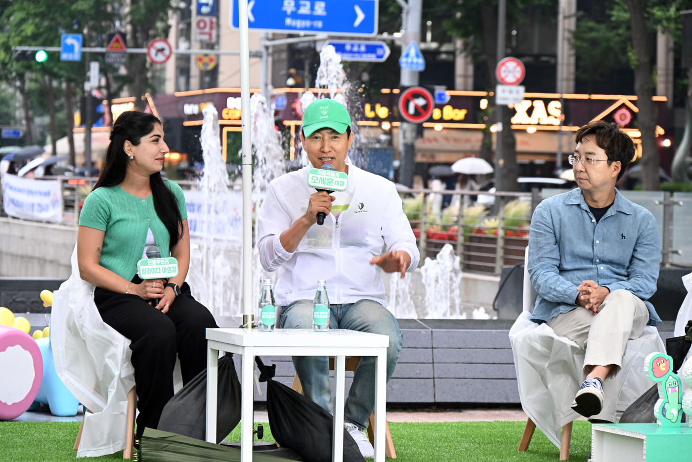 (서울=뉴스1) = 오세훈 서울시장이 13일 서울 중구 청계광장에서 열린 '2025 워터서울 토크콘서트' 패널로 참여해 시민들에게 수변감성도시의 가치와 의미를 전하고 있다.(서울시 …