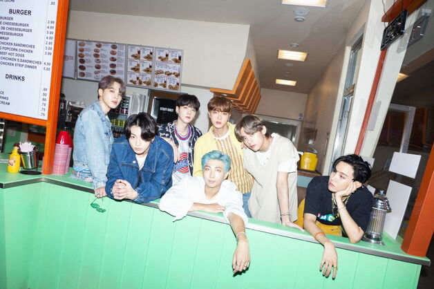 방탄소년단, 제이홉 공연서 7人 완전체 뭉쳤다…슈가도 객석서 등장