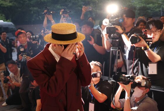 [뉴스1 ★]'선행 빛났지만' 지드래곤, 8억8천만원 기부…40분 지각 '아쉬움'