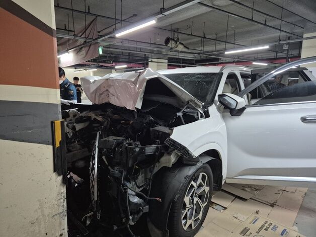 인천 대형마트 주차장서 SUV 기둥 들이받아 80대 노인 사망