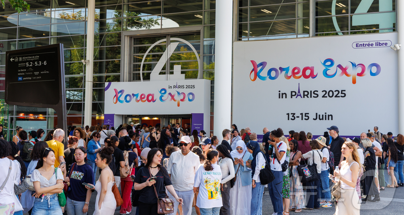 (파리=뉴스1) 이준성 기자 = '2025 코리아 엑스포 파리(Korea Expo Paris 2025)' 개막일인 13일(현지시간), 프랑스 파리 '포르트 드 베르사유' 전시장에서 …