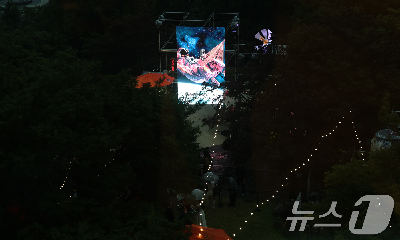 (서울=뉴스1) 권현진 기자 = 13일 오후 서울 용산구 그랜드 하얏트 서울 호텔에서 '피스마이너스원 프리미엄 하이볼 론칭 파티-더 시그널(THE SIGNAL)'가 열리고 있다. …