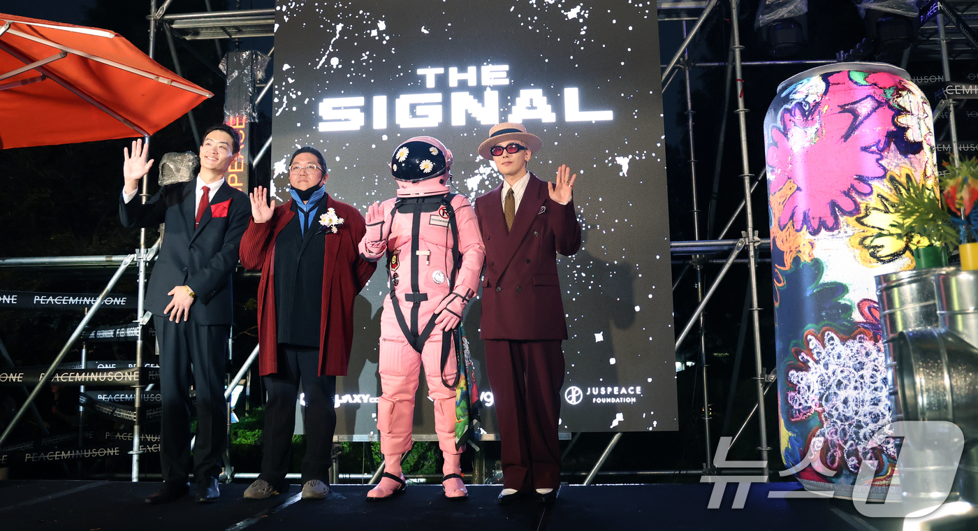 (서울=뉴스1) 권현진 기자 = 박상재 부루구루 대표(왼쪽부터)와 최용호 갤럭시코퍼레이션 대표, 우주인, 지드래곤이 13일 오후 서울 용산구 그랜드 하얏트 서울 호텔에서 열린 '피 …