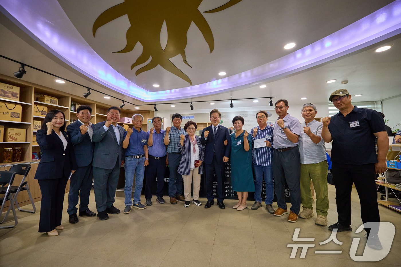 (서울=뉴스1) = 이재명 대통령이 지난 13일 경기도 파주시 장단면 행정복지센터에서 열린 주민 간담회에서 주민들과 기념촬영하고 있다. (이재명 대통령 SNS 캡처. 재판매 및 D …