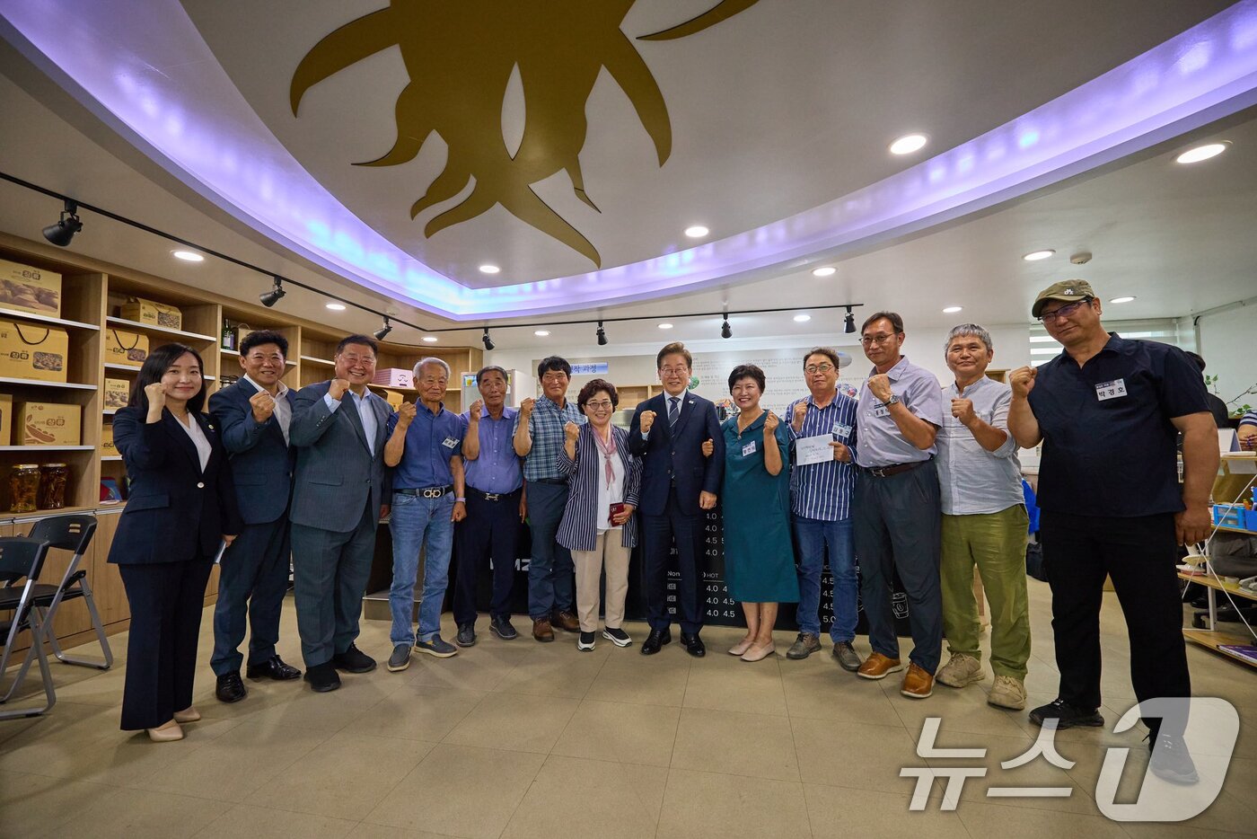 본문 이미지 - 이재명 대통령이 지난 13일 경기도 파주시 장단면 행정복지센터에서 열린 주민 간담회에서 주민들과 기념촬영하고 있다. &#40;이재명 대통령 SNS 캡처. 재판매 및 DB 금지&#41; 2025.6.14/뉴스1