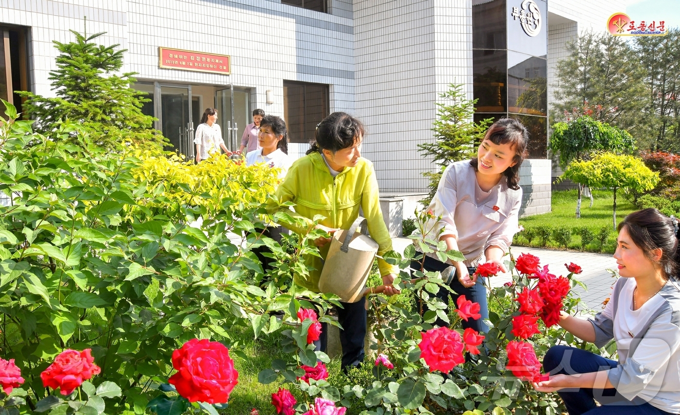 (평양 노동신문=뉴스1) = 북한 노동당 기관지 노동신문은 14일 평양기초식품공장의 종업원들을 조명하며 "풀 한 포기,나무 한 그루에도 자기의 더운 땀과 지성을 바치는 것이 애국주 …