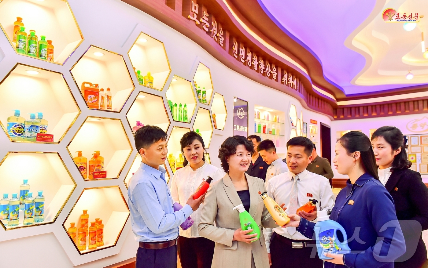 (평양 노동신문=뉴스1) = 북한 노동당 기관지 노동신문은 14일 룡악산비누공장을 조명하며 인민에 대한 당의 사랑과 온정을 강조했다. [국내에서만 사용가능. 재배포 금지. DB 금 …