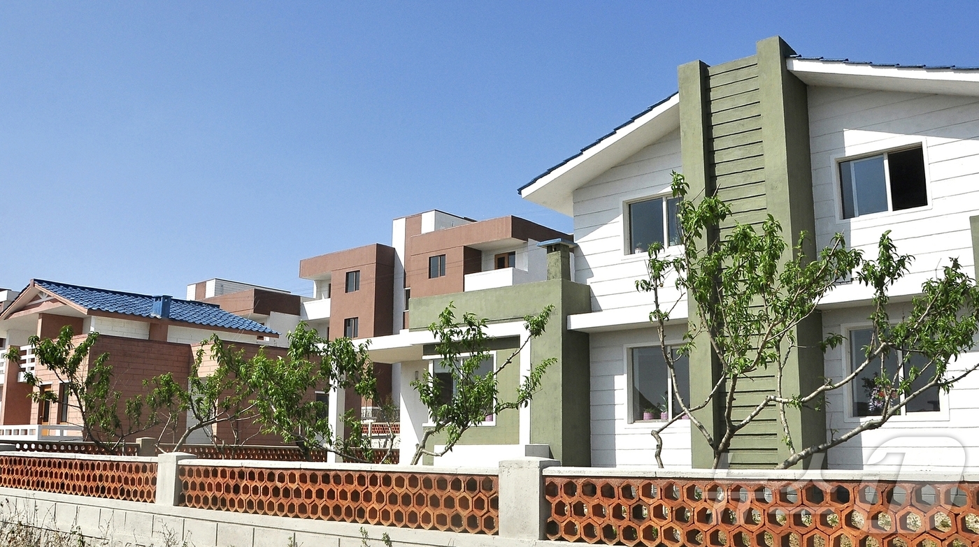 (평양 노동신문=뉴스1) = 북한 노동당 기관지 노동신문은 지난 12일 연안군 나진포 농장에서 살림집(주택) 입사 모임이 진행됐다고 14일 보도했다. [국내에서만 사용가능. 재배포 …