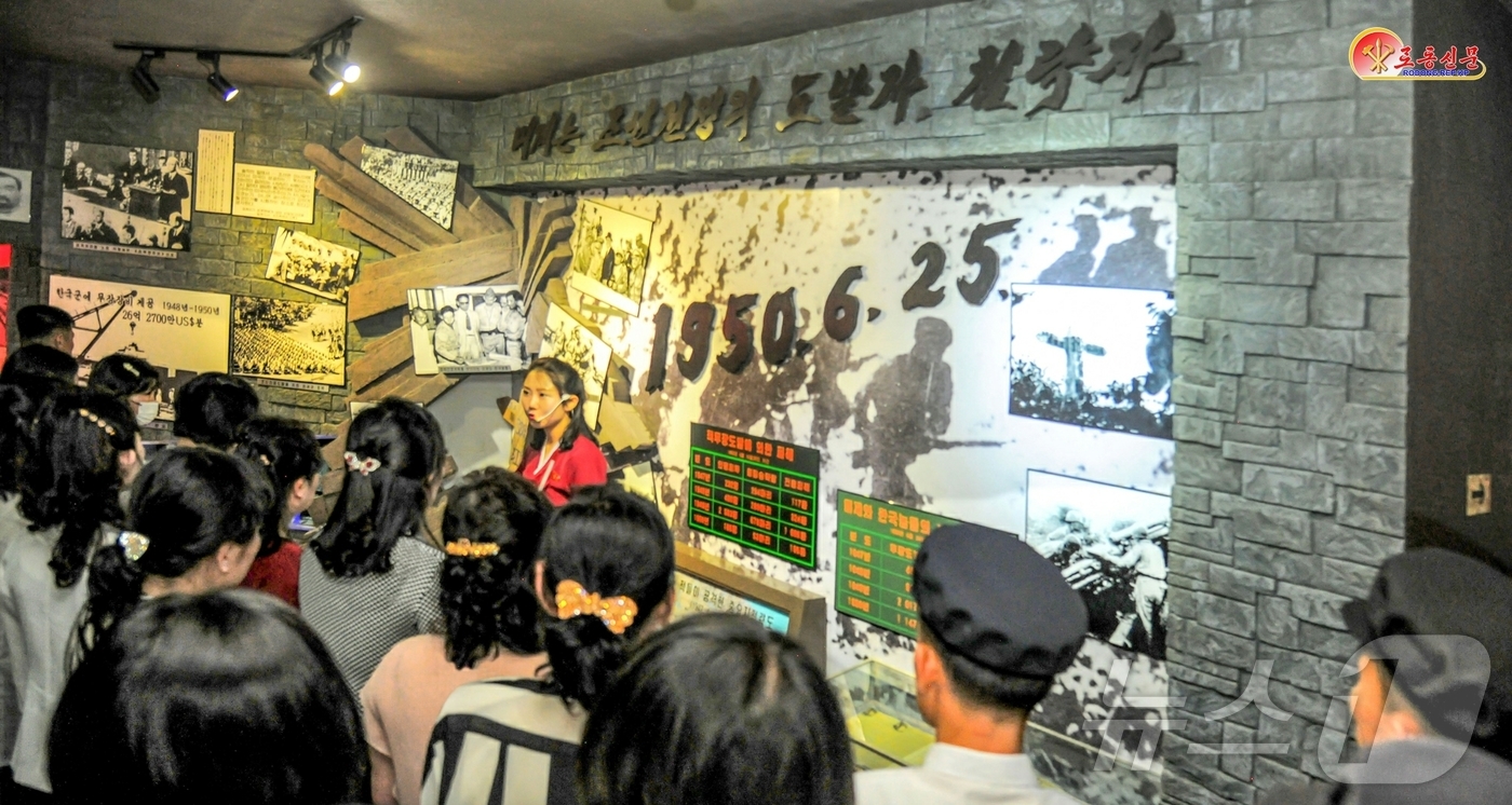 (평양 노동신문=뉴스1) = 북한 노동당 기관지 노동신문은 14일 중앙계급교양관을 방문한 주민들이 "미제의 야수적 만행에 격분을 금치 못하며 천백배로 복수할 결의에 넘쳐있다"고 보 …