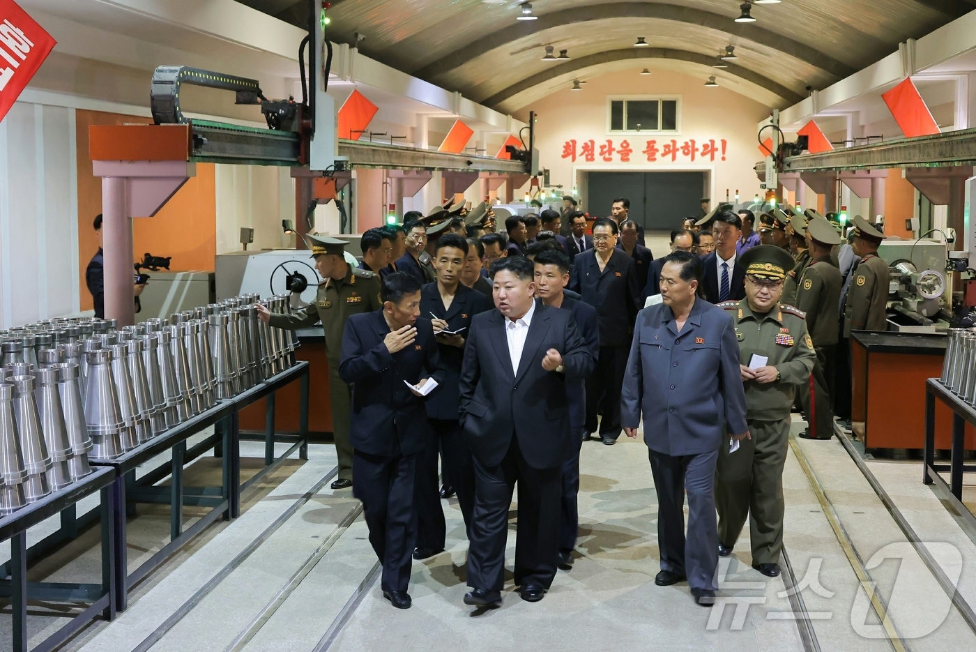 (평양 노동신문=뉴스1) = 북한 노동당 기관지 노동신문은 김정은 당 총비서가 전날인 13일 중요군수공업기업소를 현지지도했다고 14일 보도했다. 사진은 김 총비서가 딸 주애와 함께 …