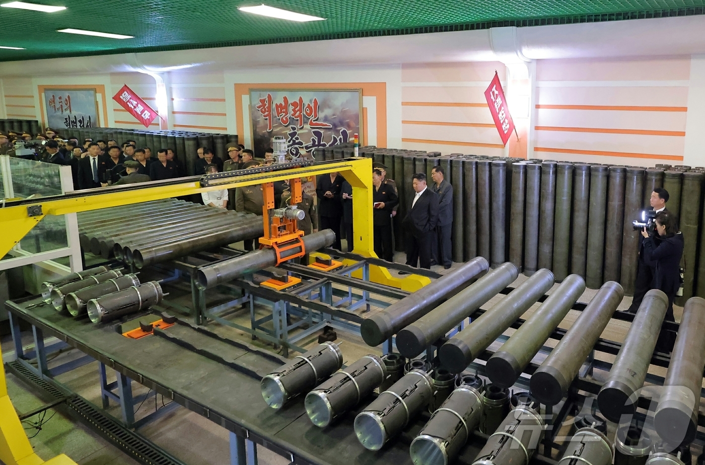 (평양 노동신문=뉴스1) = 북한 노동당 기관지 노동신문은 김정은 당 총비서가 전날인 13일 중요군수공업기업소를 현지지도했다고 14일 보도했다. 사진은 김 총비서가 딸 주애와 함께 …