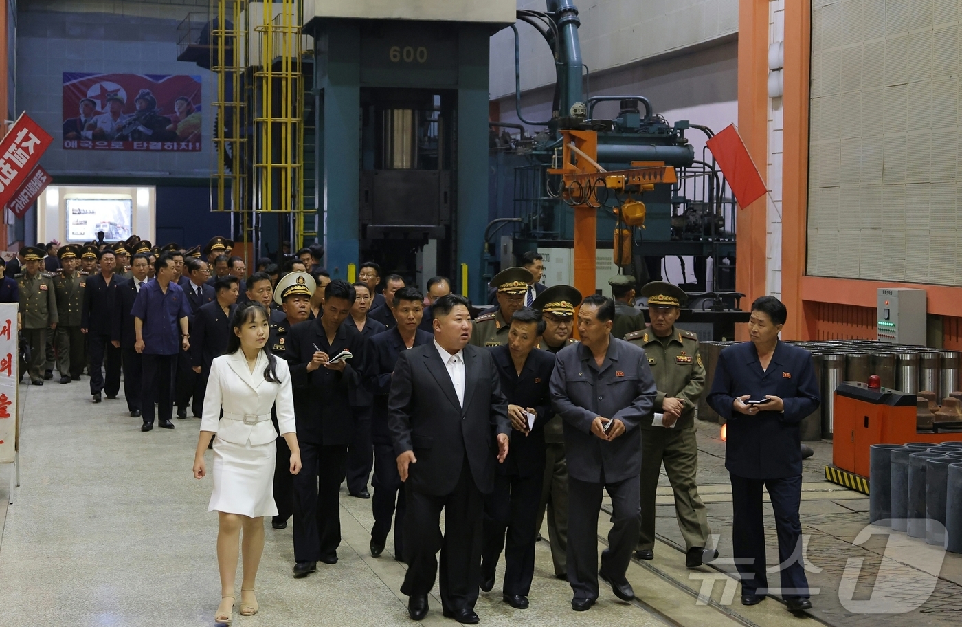 (평양 노동신문=뉴스1) = 북한 노동당 기관지 노동신문은 김정은 당 총비서가 전날인 13일 중요군수공업기업소를 현지지도했다고 14일 보도했다. 사진은 김 총비서가 딸 주애와 함께 …
