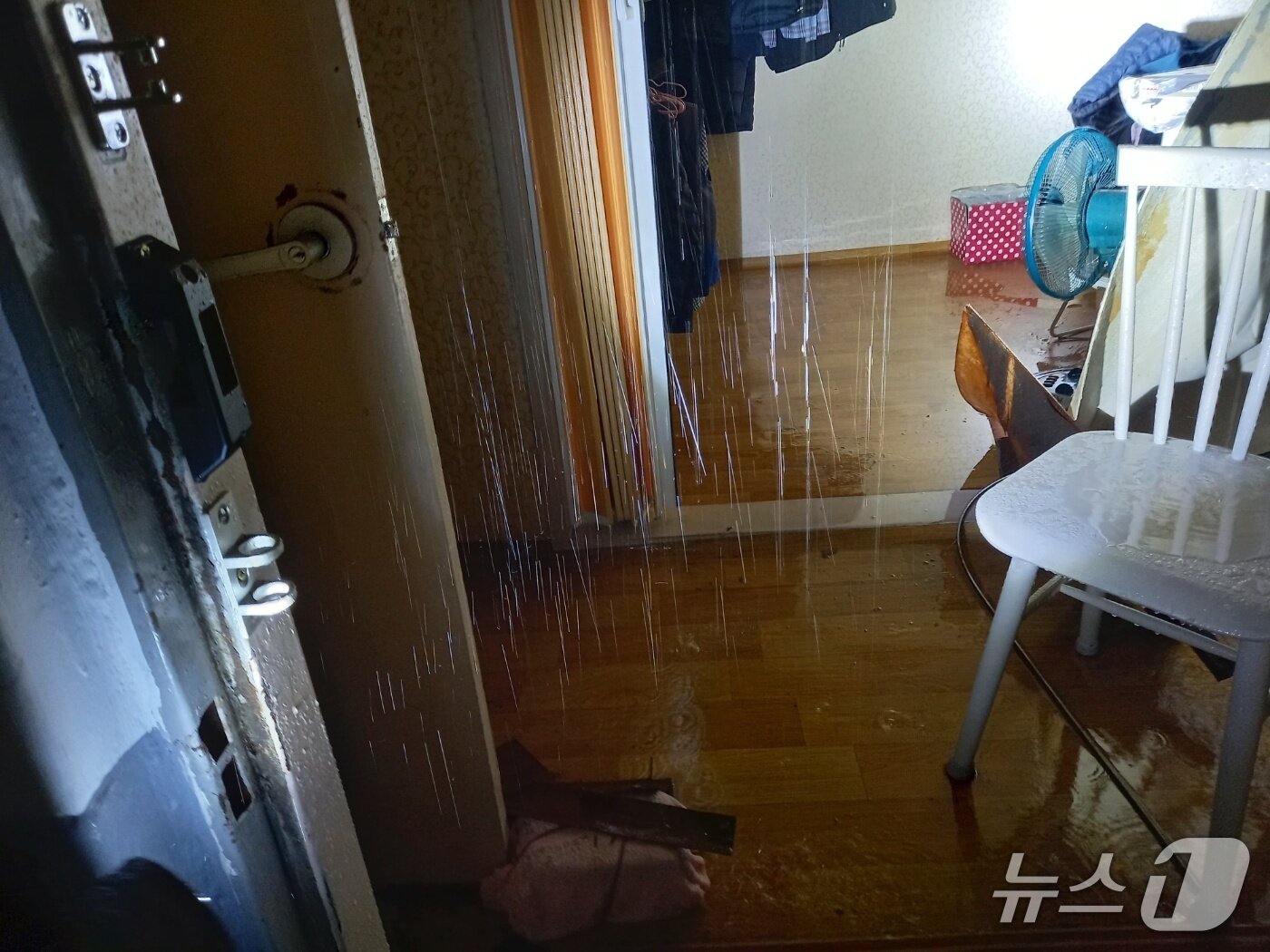 본문 이미지 - 14일 0시 52분쯤 부산 동구 범일동 한 아파트 천장에서 비가 새고 있다.(부산소방재난본부 제공. 재판매 및 DB 금지)