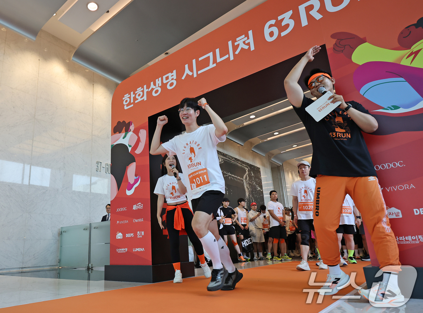 (서울=뉴스1) 장수영 기자 = 14일 오전 서울 여의도 63빌딩에서 열린 '한화생명 시그니처 63 RUN'에서 참가자가 60층을 향해 출발하고 있다. 2025.6.14/뉴스1