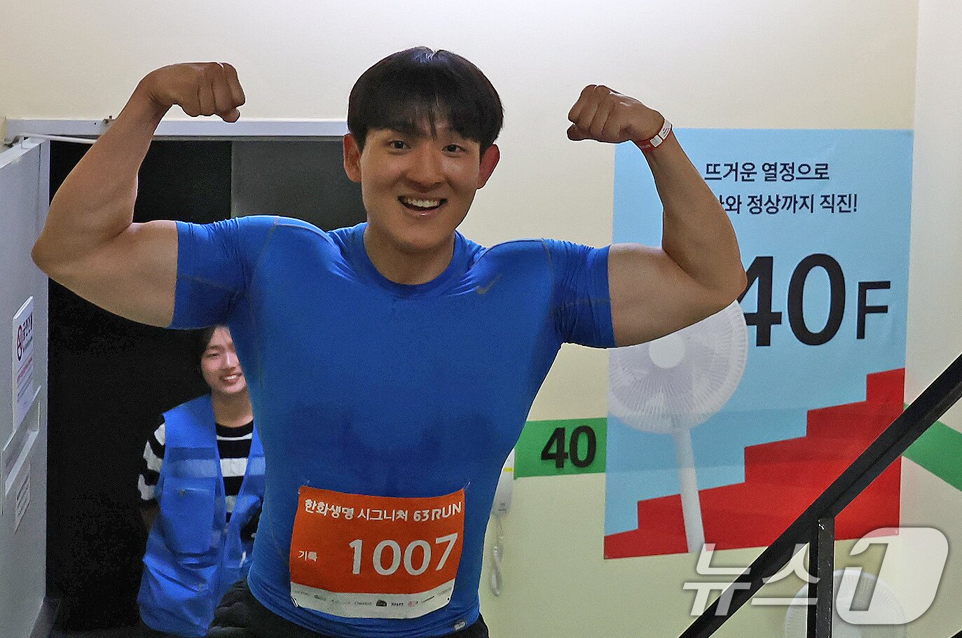 본문 이미지 - 14일 오전 서울 여의도 63빌딩에서 열린 &#39;한화생명 시그니처 63 RUN&#39;에서 참가자가 60층을 향해 계단을 오르고 있다. 2025.6.14/뉴스1 ⓒ News1 장수영 기자