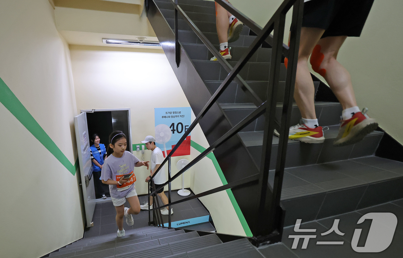 (서울=뉴스1) 장수영 기자 = 14일 오전 서울 여의도 63빌딩에서 열린 '한화생명 시그니처 63 RUN'에서 어린이 참가자가 60층을 향해 계단을 오르고 있다. 2025.6.1 …