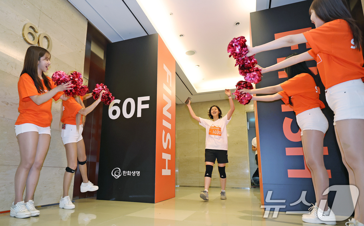 (서울=뉴스1) 장수영 기자 = 14일 오전 서울 여의도 63빌딩에서 열린 '한화생명 시그니처 63 RUN'에서 참가자가 60층 피니시 라인을 통과하고 있다. 2025.6.14/뉴 …