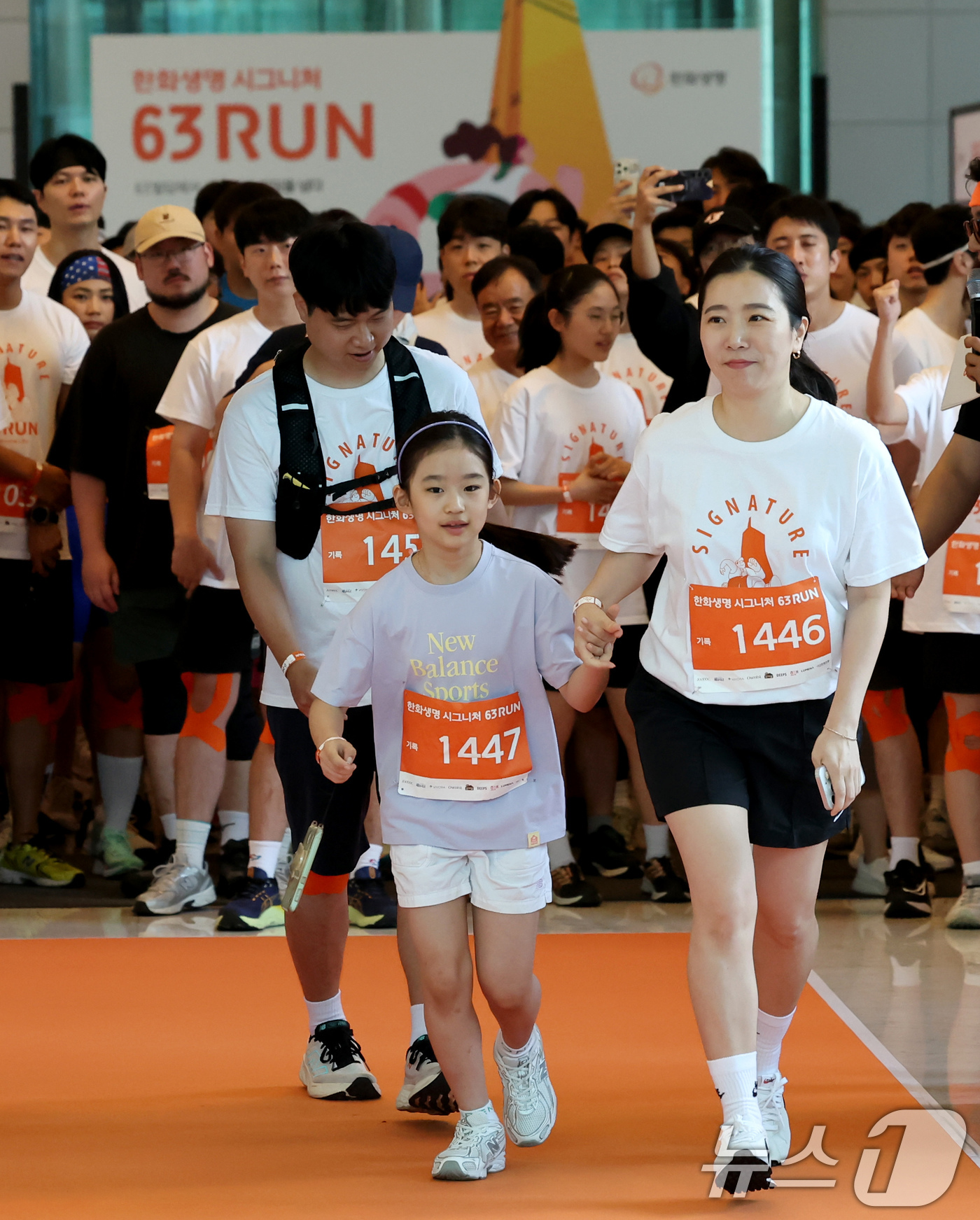 (서울=뉴스1) 장수영 기자 = 14일 오전 서울 여의도 63빌딩에서 열린 '한화생명 시그니처 63 RUN'에서 어린이 참가자가 60층을 향해 출발하고 있다.  2025.6.14/ …