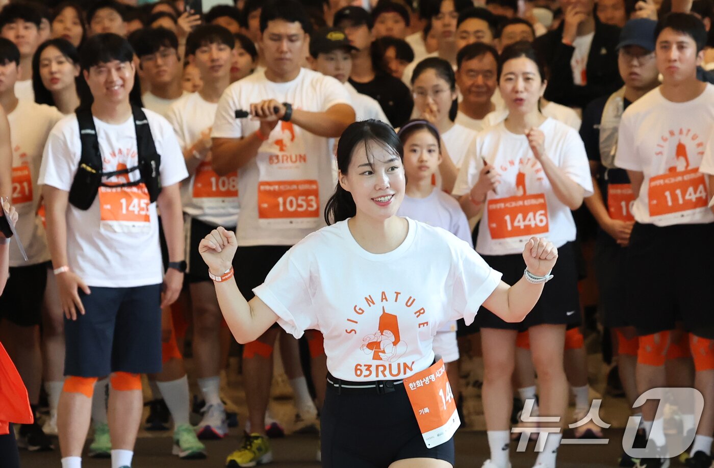 본문 이미지 - 14일 오전 서울 여의도 63빌딩에서 열린 &#39;한화생명 시그니처 63 RUN&#39;에서 참가자가 60층을 향해 출발하고 있다. 2025.6.14/뉴스1 ⓒ News1 장수영 기자
