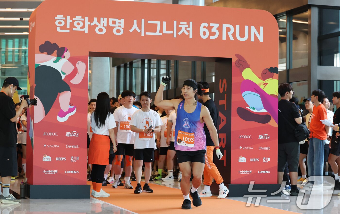본문 이미지 - 14일 오전 서울 여의도 63빌딩에서 열린 &#39;한화생명 시그니처 63 RUN&#39;에서 참가자가 60층을 향해 출발하고 있다. 2025.6.14/뉴스1 ⓒ News1 장수영 기자