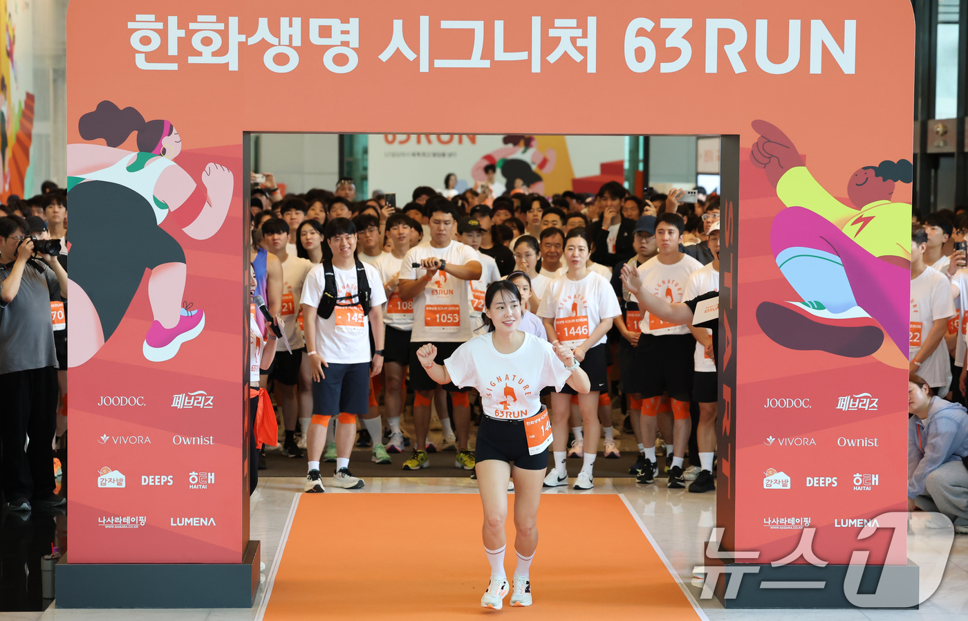 (서울=뉴스1) 장수영 기자 = 14일 오전 서울 여의도 63빌딩에서 열린 '한화생명 시그니처 63 RUN'에서 참가자가 60층을 향해 출발하고 있다. 2025.6.14/뉴스1