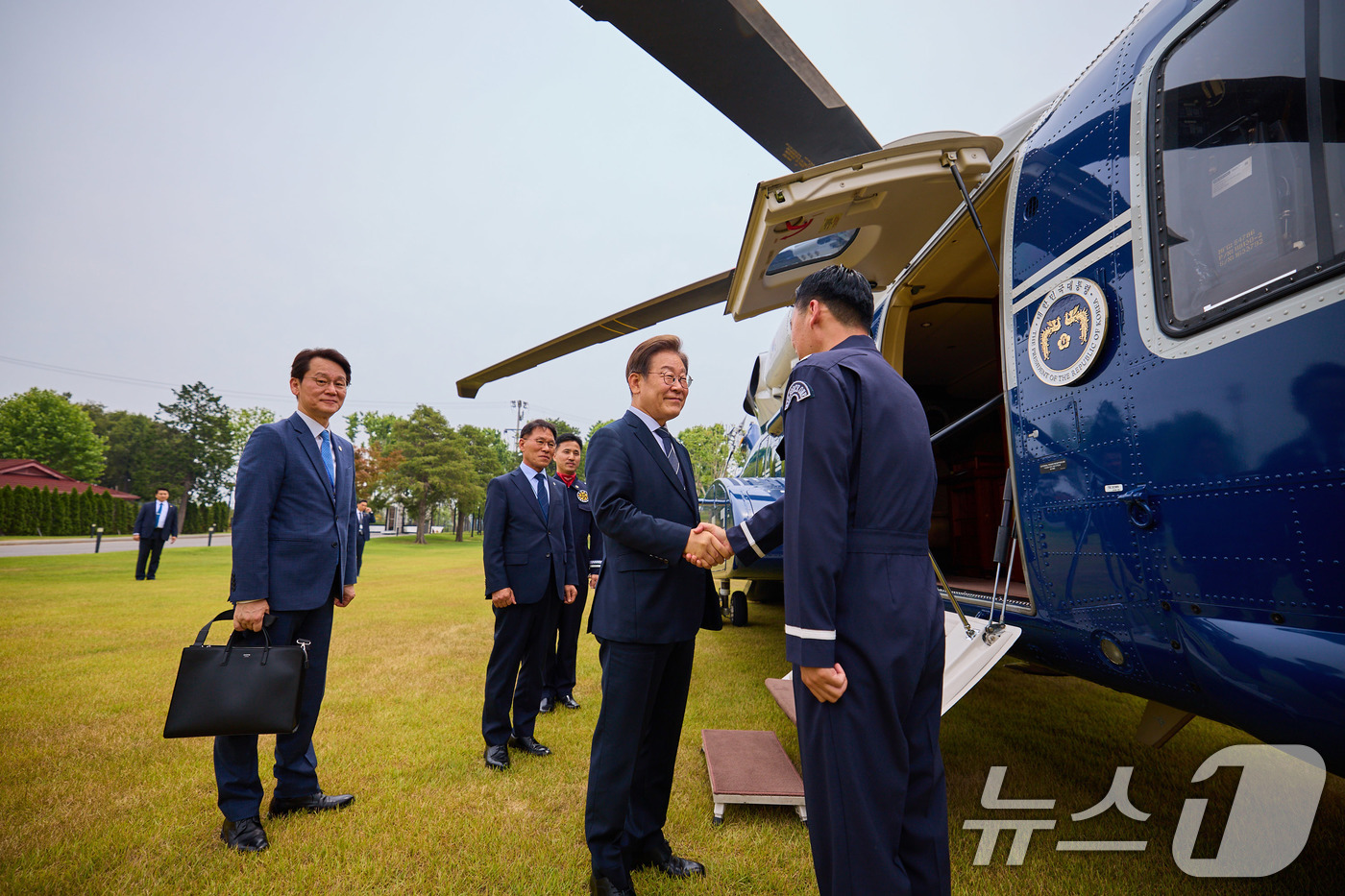 (서울=뉴스1) 박지혜 기자 = 이재명 대통령이 지난 13일 용산 대통령실 청사에서 전용 헬기에 탑승하며 승무원과 인사를 나누고 있다.  (이재명 대통령 SNS. 재판매 및 DB …