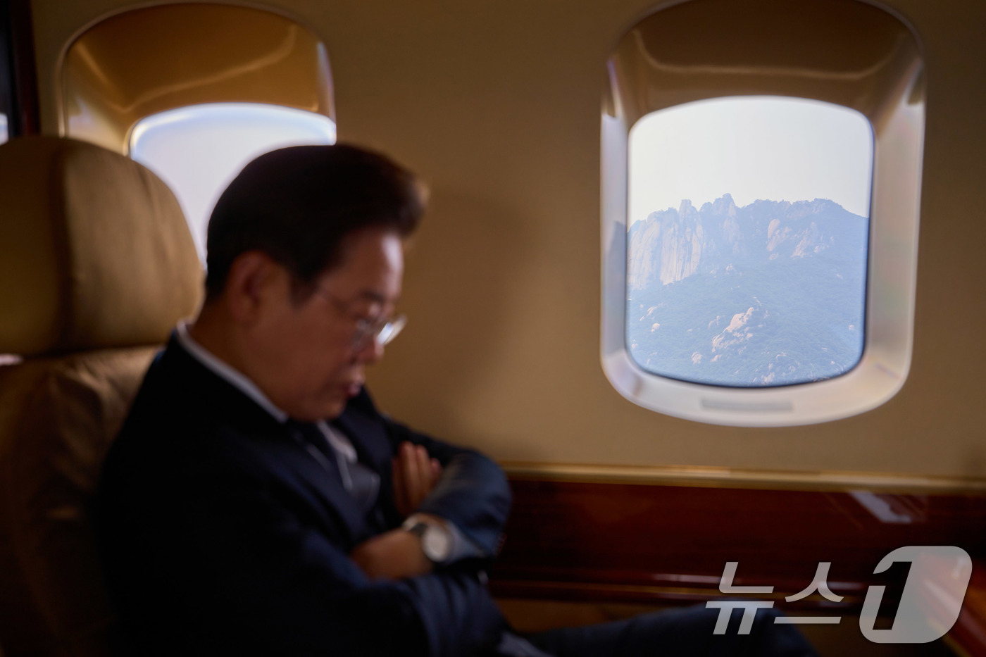 (서울=뉴스1) 박지혜 기자 = 이재명 대통령이 지난 13일 전용 헬기에 탑승해 생각에 잠겨 있다.  (이재명 대통령 SNS. 재판매 및 DB 금지)  2025.6.14/뉴스1