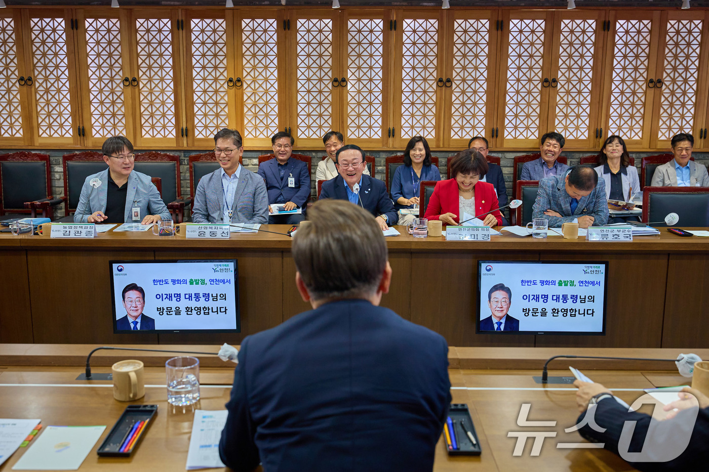 (서울=뉴스1) 박지혜 기자 = 이재명 대통령이 지난 13일 경기도 연천군청에서 김덕현 연천군수 등 군청 관계자들과 기본소득 실시지역 현황 점검 간담회를 갖고 있다.  (이재명 대 …