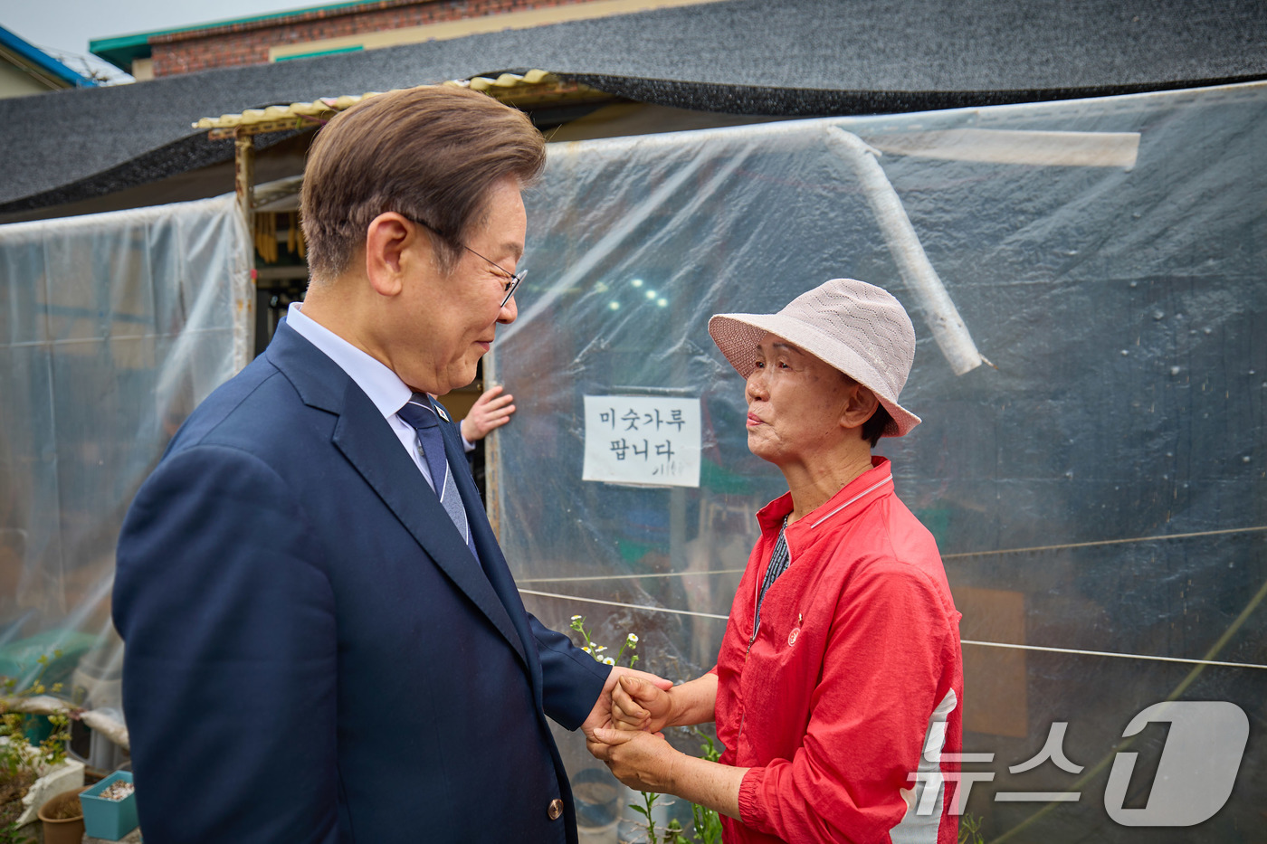 (서울=뉴스1) 박지혜 기자 = 이재명 대통령이 지난 13일 경기도 연천군 청산면 궁평리에서 주민과 인사를 나누고 있다.  (이재명 대통령 SNS. 재판매 및 DB 금지)  202 …