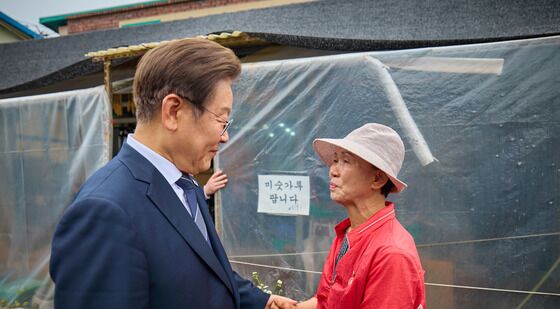 이재명 대통령, 궁평리 주민과 인사