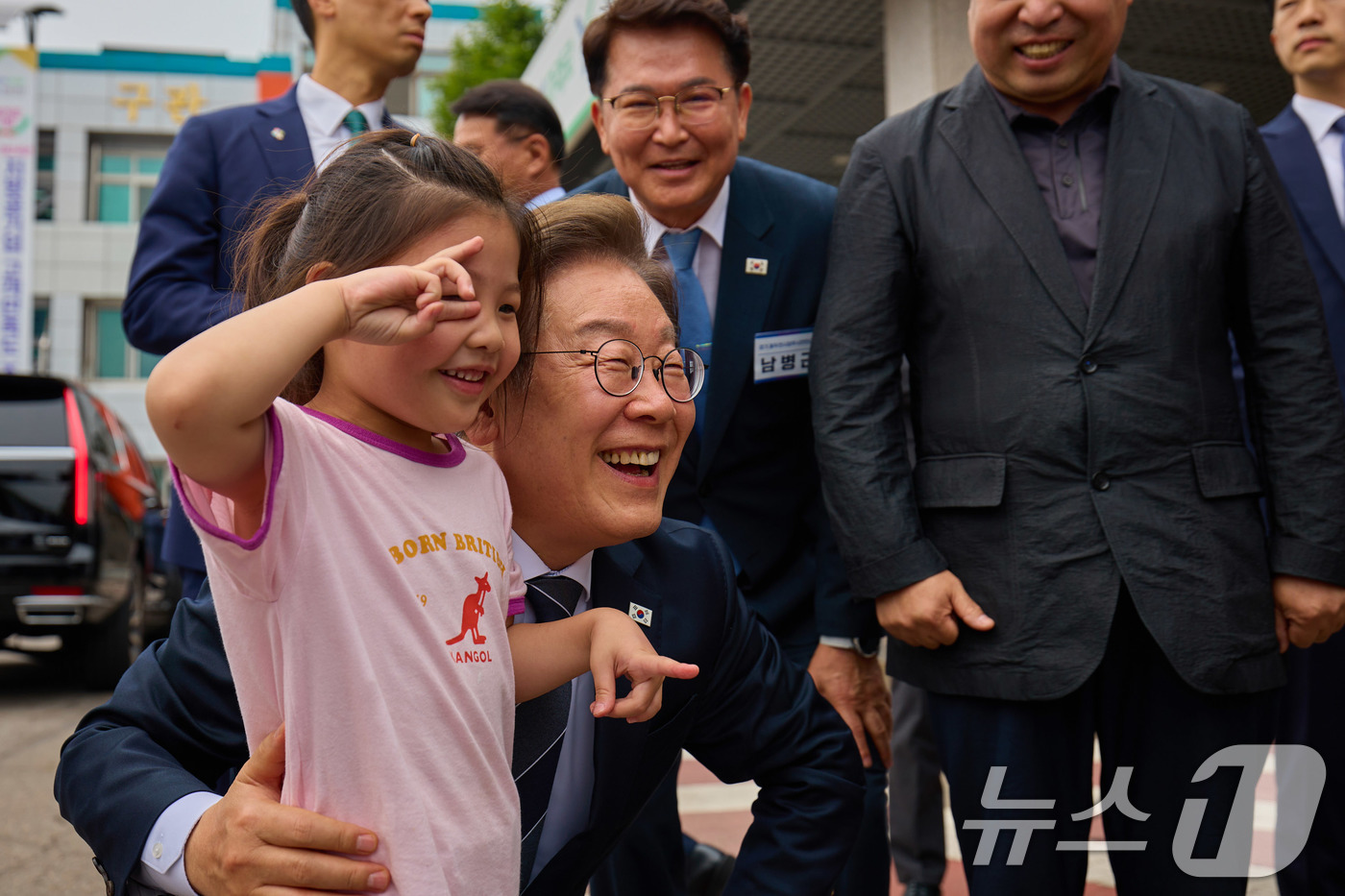 (서울=뉴스1) 박지혜 기자 = 이재명 대통령이 지난 13일 기본소득 실시지역 현황점검을 위해 방문한 경기도 연천군에서 어린이와 인사를 나누고 있다. (이재명 대통령 SNS. 재판 …