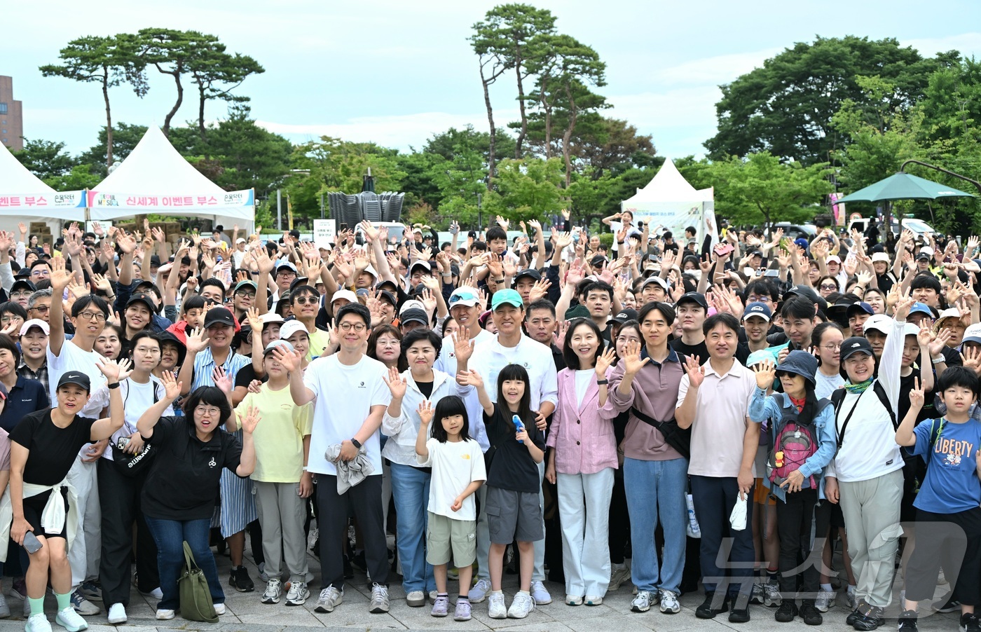 (서울=뉴스1) = 오세훈 서울시장이 14일 서울 남산 둘레길에서 열린 '손목닥터9988 200만 돌파 기념행사'에서 걷기&기부챌린지 출발선에서 시민들과 함께 인사를 하고 있다. …