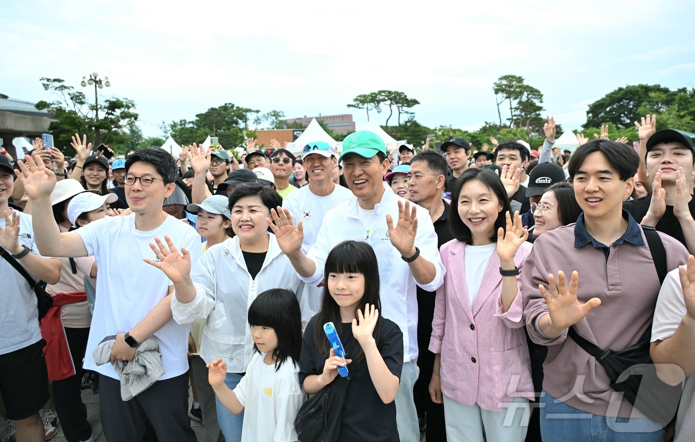 (서울=뉴스1) = 오세훈 서울시장이 14일 서울 남산 둘레길에서 열린 '손목닥터9988 200만 돌파 기념행사'에서 걷기&기부챌린지 출발선에서 시민들과 함께 인사를 하고 있다. …