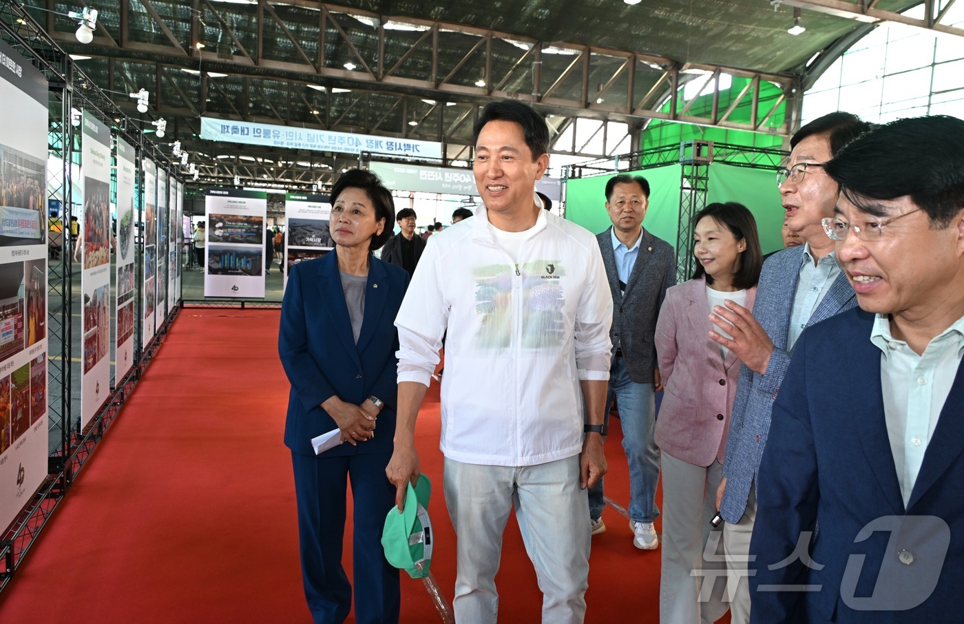 (서울=뉴스1) = 오세훈 서울시장이 14일 서울 송파구 가락시장에서 열린 '가락시장 개장 40주년 기념 시민·유통인 대축제'에 참석해  ‘가락시장 개장 40주년 기념 사진전’을 …