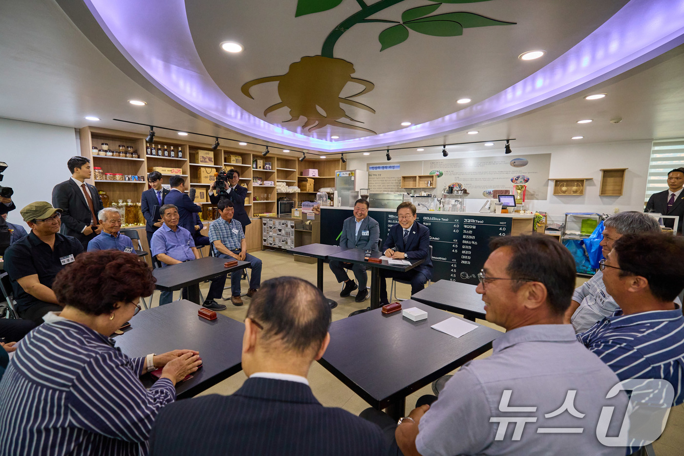 (서울=뉴스1) 박지혜 기자 = 이재명 대통령이 지난 13일 경기도 파주시 장단면 행정복지센터에서 접경지 주민들과 간담회를 하고 있다.  (이재명 대통령 SNS. 재판매 및 DB …