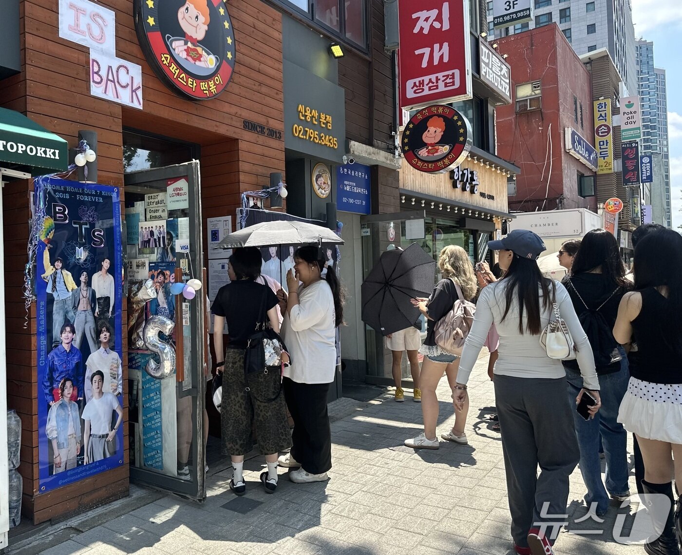 본문 이미지 - 하이브에서 신용산역까지 이어지는 카페와 음식점에 외국인들이 인산인해를 이루고 있다 .ⓒ News1 윤슬빈 기자