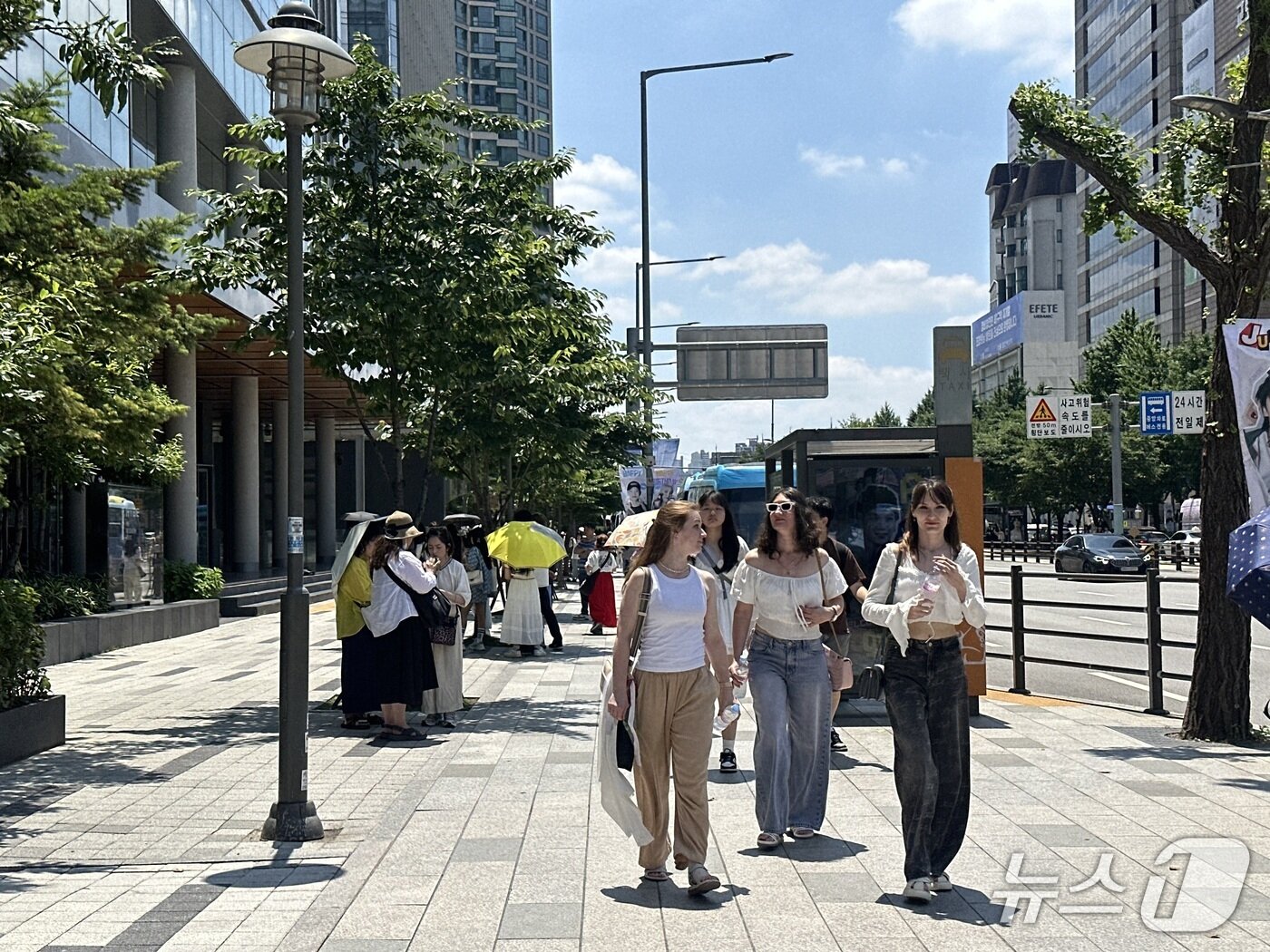 본문 이미지 - 세계 각국에서 온 외국인들이 용산을 찾아 둘러보고 있다.ⓒ News1 윤슬빈 기자