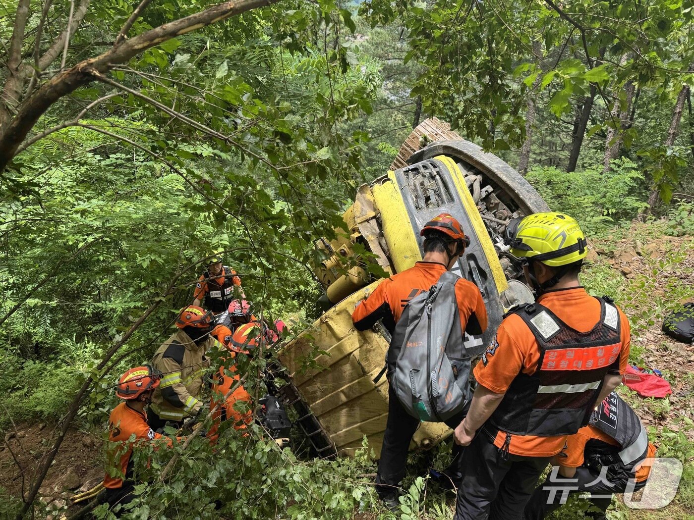 본문 이미지 - 14일 오전 11시 18분쯤 강원 횡성군 강림면 강림리 소재 한 산에서 작업 중이던 포클레인이 인근 계곡 아래로 추락하는 사고가 발생해 포클레인에 타고 있던 50대 A 씨가 다쳤다. &#40;횡성소방서 제공. 재판매 및 DB금지&#41; 2025.6.14/뉴스1
