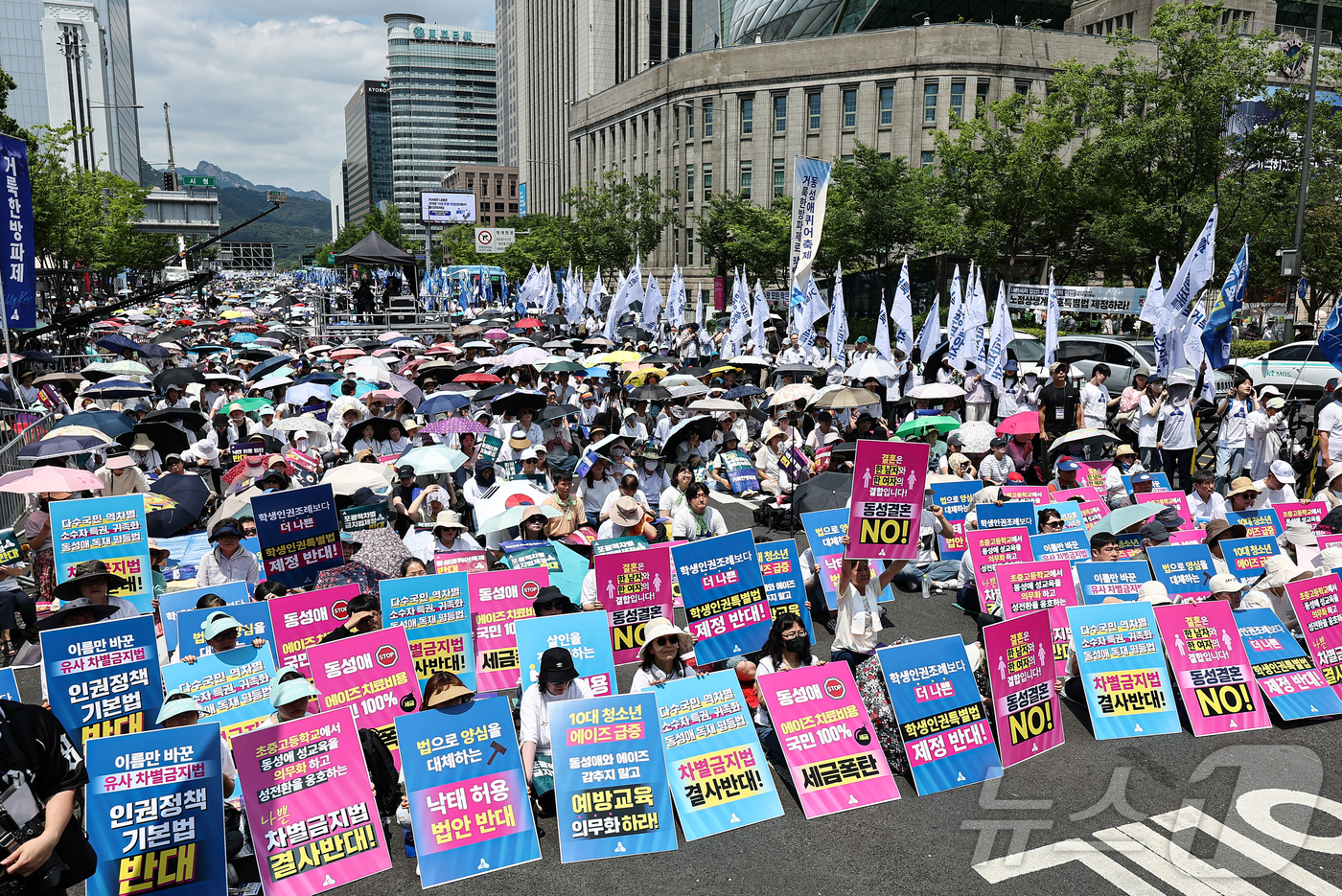 (서울=뉴스1) 김도우 기자 = 14일 서울 중구 서울시청 인근에서 동성애퀴어축제반대 국민대회에서 참석자들이 퀴어 축제 반대를 촉구하고 있다. 2025.6.14/뉴스1