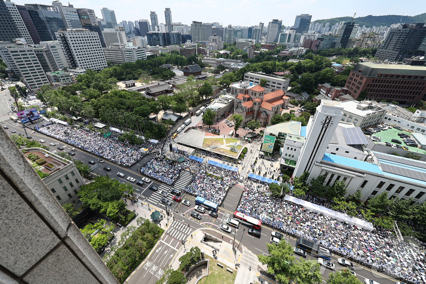 (서울=뉴스1) 김도우 기자 = 14일 서울 중구 서울시청 인근에서 동성애퀴어축제반대 국민대회에서 참석자들이 퀴어 축제 반대를 촉구하고 있다. 2025.6.14/뉴스1