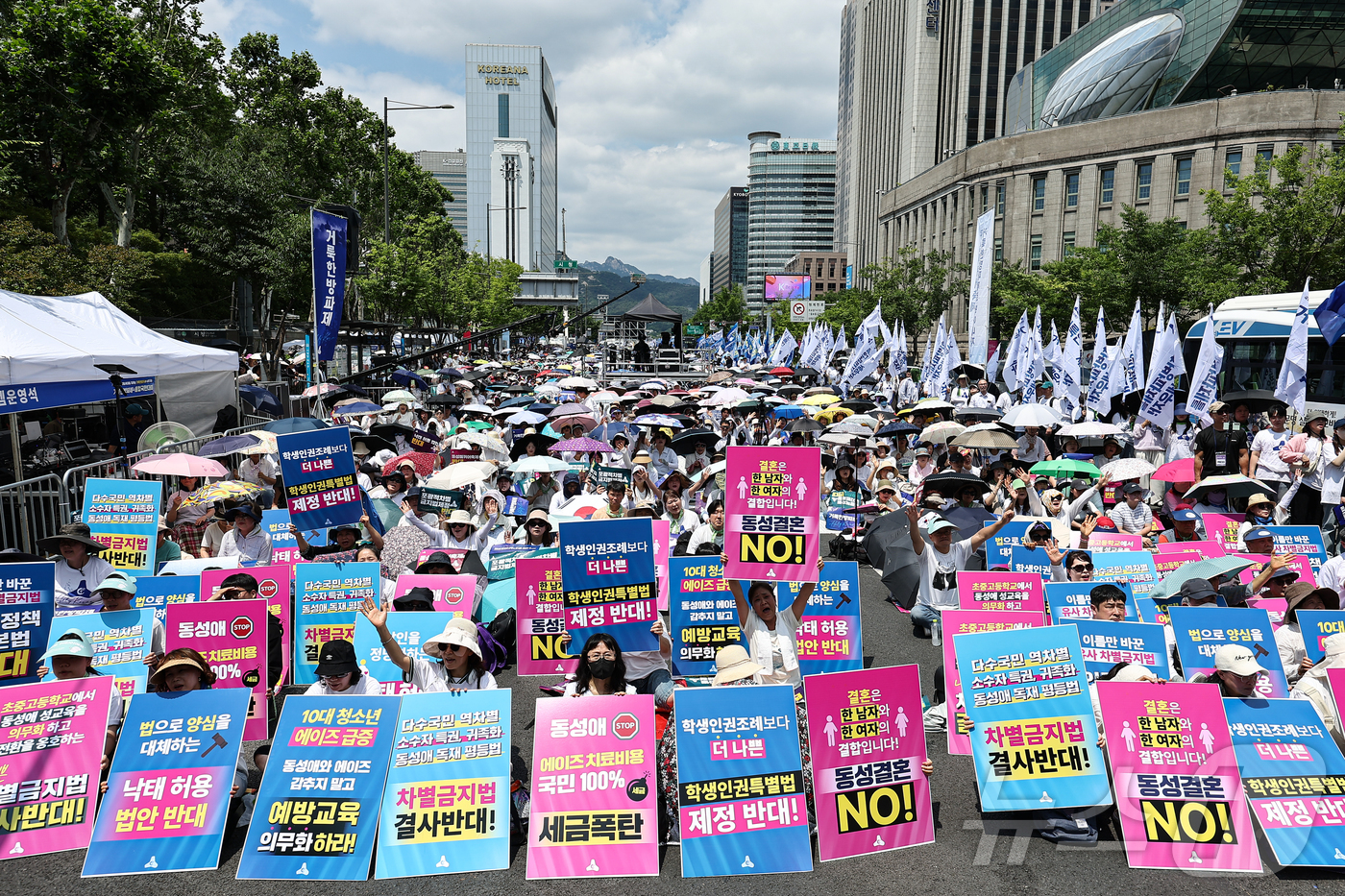 (서울=뉴스1) 김도우 기자 = 14일 서울 중구 서울시청 인근에서 동성애퀴어축제반대 국민대회에서 참석자들이 퀴어 축제 반대를 촉구하고 있다. 2025.6.14/뉴스1