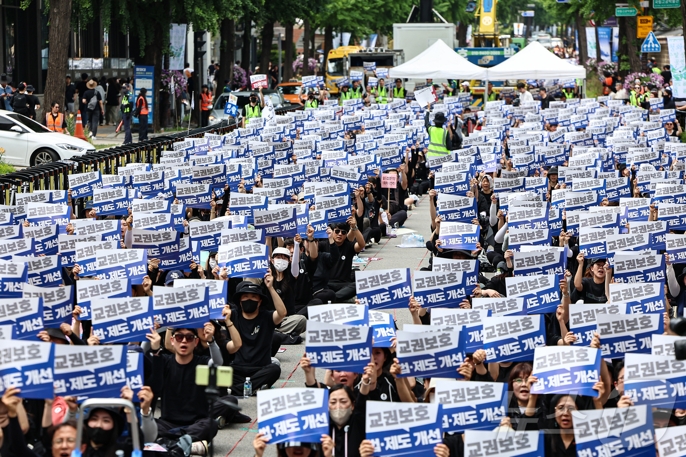 (서울=뉴스1) 김도우 기자 = 14일 서울 종로구 정부서울청사 인근에서 열린 '제주교사 추모 교권보호 대책 요구 전국 교원 집회'에서 참석자들이 제주교사 순직 인정과 교권 보호를 …