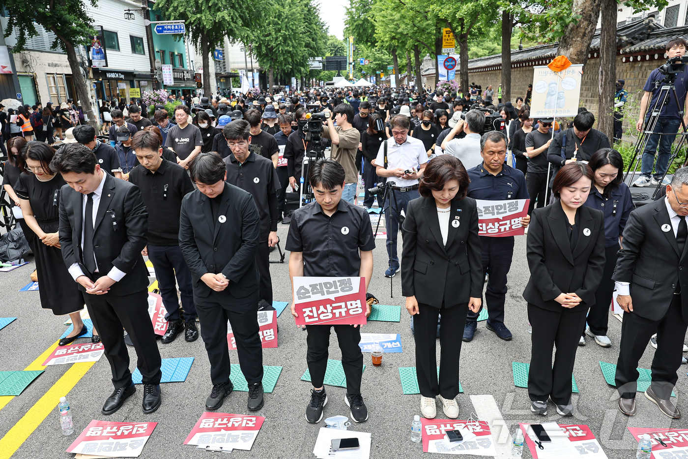 (서울=뉴스1) 김도우 기자 = 14일 서울 종로구 정부서울청사 인근에서 열린 '제주교사 추모 교권보호 대책 요구 전국 교원 집회'에서 참석자들이 희생자에 대한 묵념을 하고 있다. …